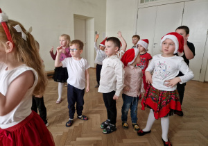 Dzieci tańczą podczas zabawy Mikołajkowej.
