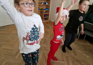 Dzieci tańczą podczas zabawy Mikołajkowej.