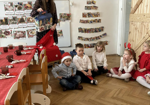 Dzieci w oczekiwaniu na prezenty.
