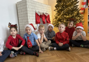 Dzieci w oczekiwaniu na prezenty.