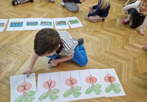 Dziecko układa napis z liter.