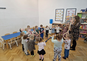 Dzieci tańczą z sigumą.