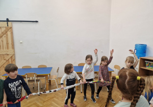 Dzieci tańczą z sigumą.