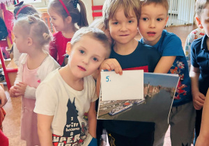 Dzieci z ilustracją zabytku Polski.