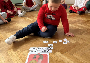Dziecko układa z liter wyraz.