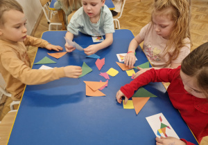 Dzieci układają obrazki z figur geometrycznych.