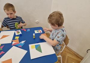 Dzieci układają obrazki z figur geometrycznych.