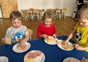 Dzieci robią tosty.