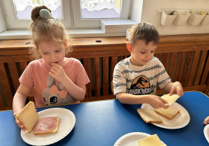Dzieci robią tosty.