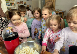 Dzieci robią popcorn.