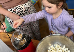 Dzieci robią popcorn.