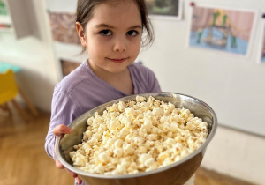 Dziewczynka z popcornem.