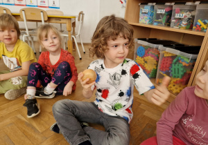 Dzieci oglądają cebulę.