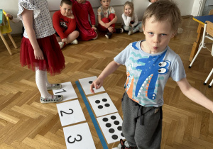 Dzieci dopasowują cyfry do ilości kropek.