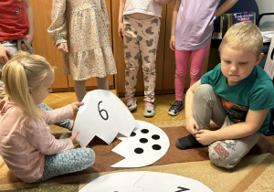 Dzieci dopasowują cyfrę do ilości kropek na jajku wielkanocnym.