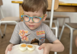 Dziecko ogląda jajko.
