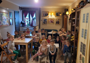 Dzieci siedzą na widowni w Baśniowej Kawiarence.