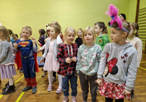 Dzieci stoją przed materacem, czekają na wykonanie zadania.