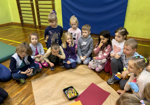 Dzieci wykonują prace grupowe.