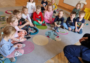 Dzieci słuchają tego co mówi Pan Policjant.