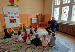 Dzieci słuchają tego co mówi Pan Policjant.