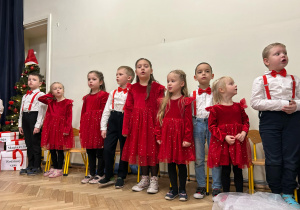 Dzieci stoją w półkolu. Śpiewają piosenkę finałową ,,Jest taki dzień".