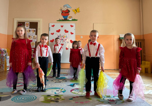 Dzieci stoją w parach i trzymają kolorowe chusty.