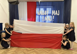 Dziewczyny z chusty białej i czerwonej tworzą flagę biało - czerwoną.