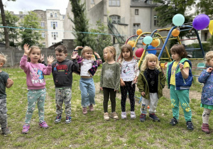 Dzieci tańczą w kole.