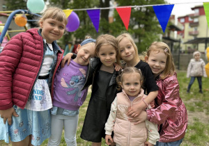 Dziewczynki z różnych grup, przytulają się do siebie.