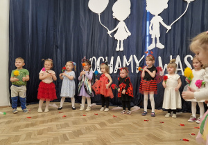 Zdjęcie grupowe - grupa I stoi w półkolu. Patrzą na widownię.