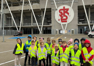Zdjęcie grupowe, grupy IV na tle stadionu.