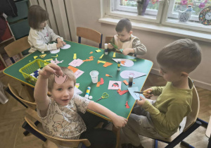 Dzieci przygotowują laurki.