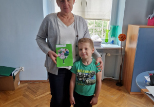 Wspólne zdjęcie Panią Dyrektor z dzieckiem. Dziecko wręczyło laurkę Pani.