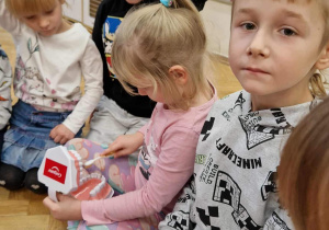 Dziecko myje zęby na modelu szczęki.