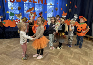 Dzieci z grupy II tańczą w małych kółeczkach.