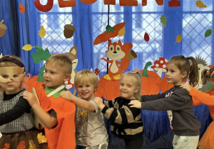 Dzieci z grupy II idą w pociągu. Dzieci trzymają się za ramiona.