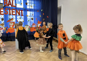 Dzieci z grupy IV tańczą w małych kółeczkach.