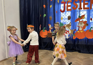 Dzieci z grupy IV tańczą w małych kółeczkach.