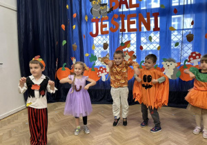 Dzieci z grupy IV ustawieni w półkolu i tańczą.