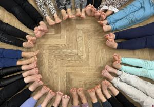 Stopy dzieci ułożone w okrąg.