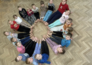 Dzieci z grupy IV siedzą w kole.