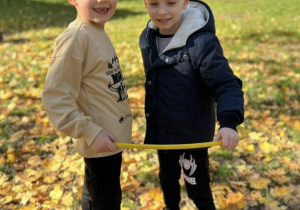 Dwóch chłopców z grupy IV stoją w kole.