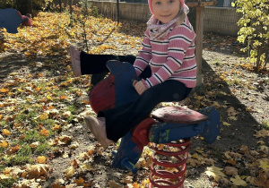 Dziewczynka bawi się na placu zabaw.