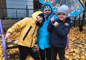 Chłopcy z grupy III przytulają się do siebie.