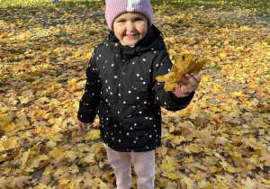 Dziewczynka trzyma liścia.