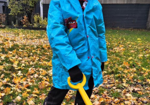 Chłopiec grabi liście.