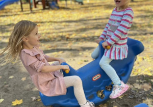 Dziewczynki bawią się na placu zabaw.