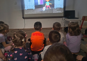 Dzieci oglądają bajkę edukacyjną.