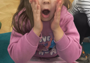 Dziewczynka pokazuje wybraną emocje.